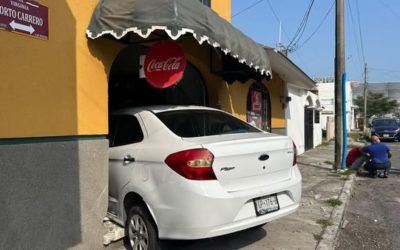 Pierde el control y se mete a tienda de abarrotes en Boca del Río