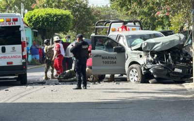 Impacta patrulla de Marina a camión urbano en Veracruz hay 9 lesionados