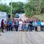 Inauguran autoridades municipales 3ra etapa de pavimentación de la calle Allende en Xoteapan.