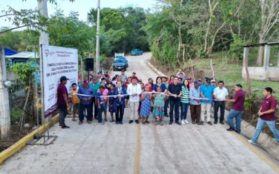 Inauguran autoridades municipales 3ra etapa de pavimentación de la calle Allende en Xoteapan.