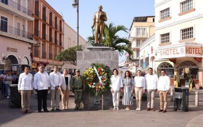 Autoridades civiles y militares de San Andrés Tuxtla conmemoran el CCXIX aniversario del natalicio de don Benito Juárez.